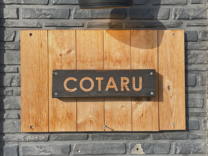 入口のCOTARUの看板