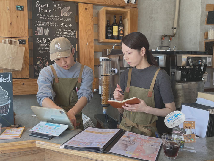 カウンターで注文を受けるスタッフ