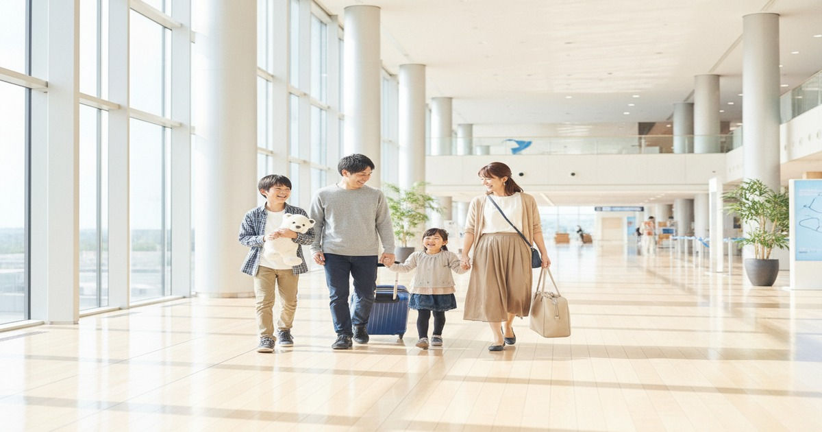 어린아이와 함께 공항 터미널을 걷는 가족