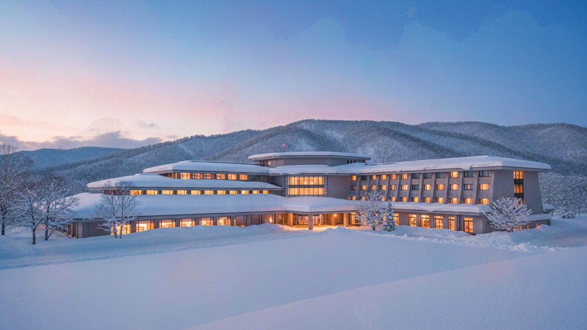 ニセコビレッジの雪山と高級ホテルの外観のイメージ