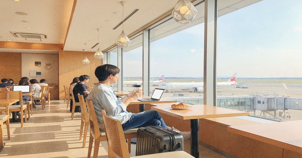 新千歳空港のカフェで搭乗前にコーヒーを飲むイメージ