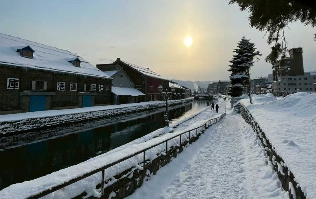 雪の積もった小樽運河と石造りの倉庫